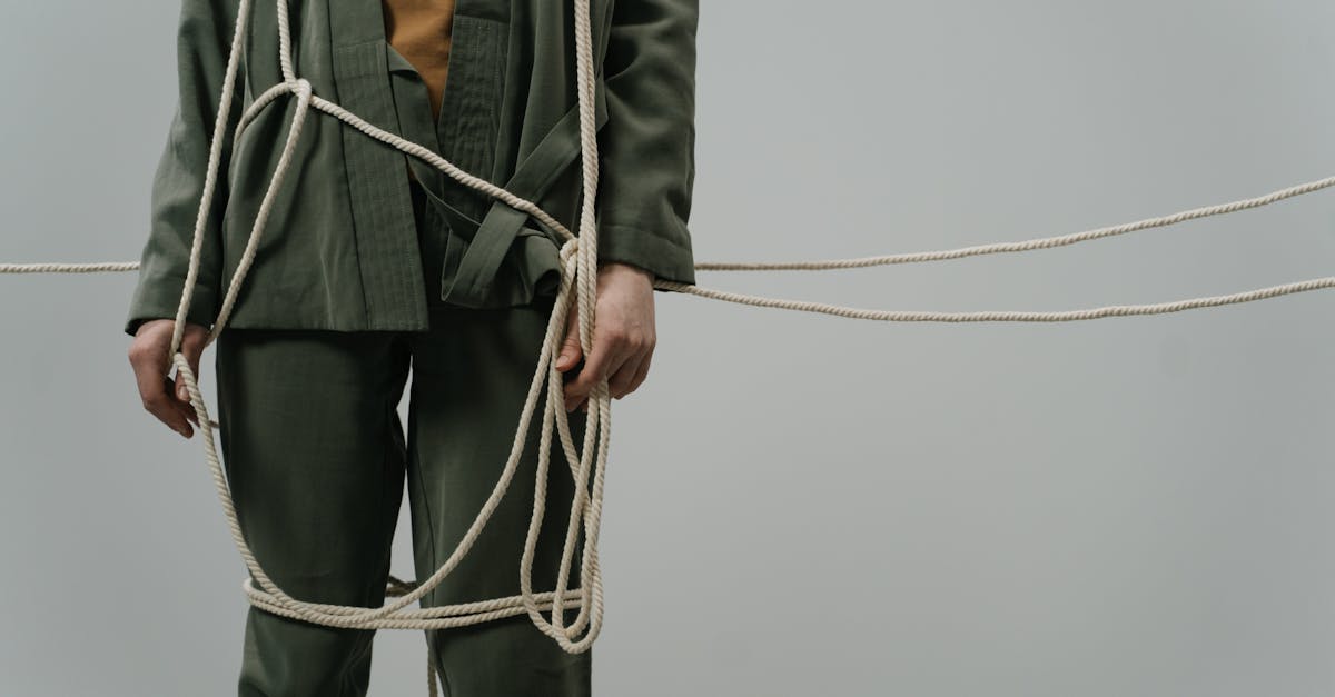 découvrez l'univers du bondage : techniques, conseils de sécurité et pratiques pour explorer cette forme d'expression érotique en toute confiance et respect.